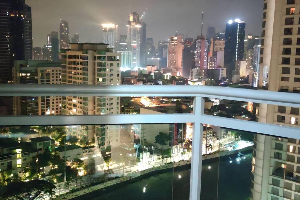 Aveline Suites Elite Rockwell View Acqua Private Residences Near Rockwell Makati Маніла Екстер'єр фото
