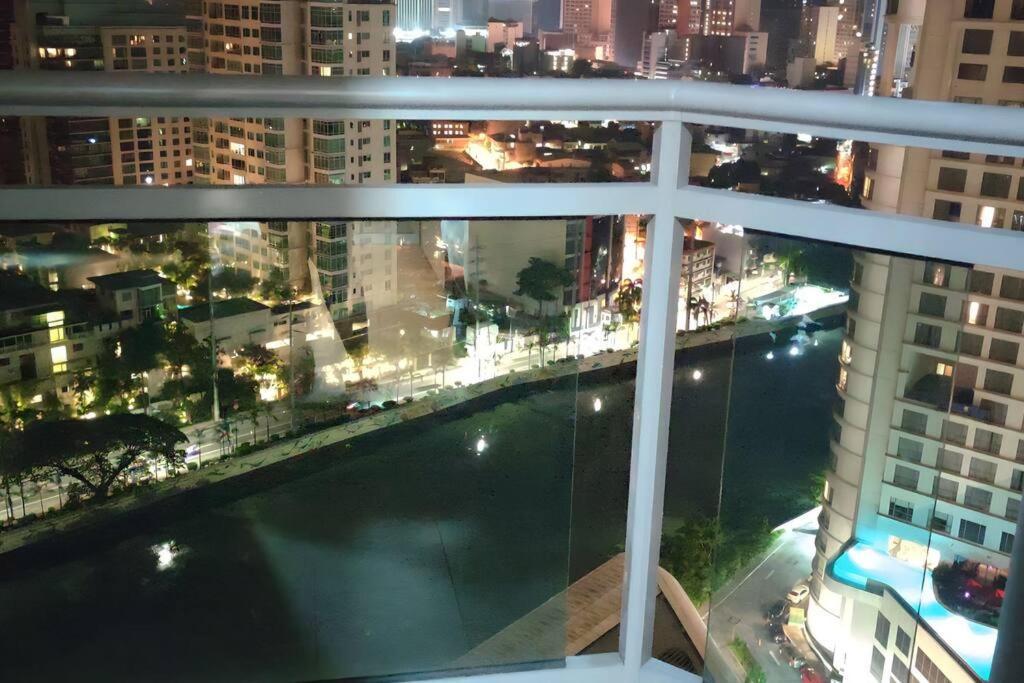 Aveline Suites Elite Rockwell View Acqua Private Residences Near Rockwell Makati Маніла Екстер'єр фото